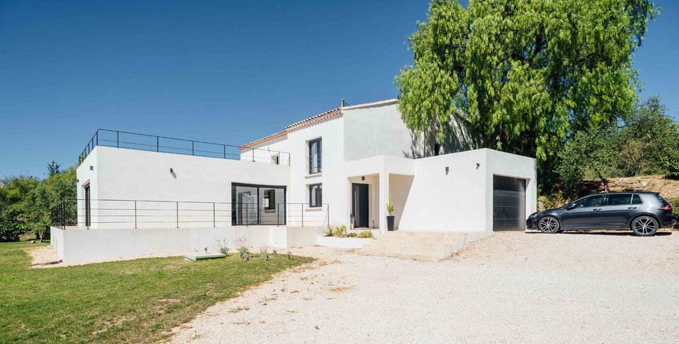 Imagen de fachada de casa blanca mediterránea de tamaño medio de dos plantas con tejado plano