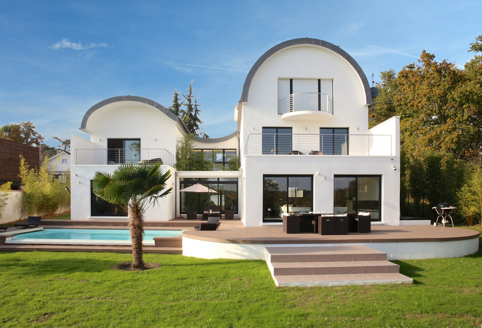 Diseño de fachada de casa blanca moderna grande de tres plantas