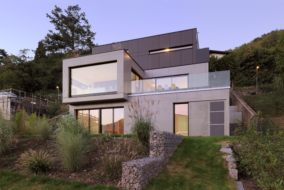 Идея дизайна: трехэтажный, бежевый дом среднего размера в современном стиле с плоской крышей