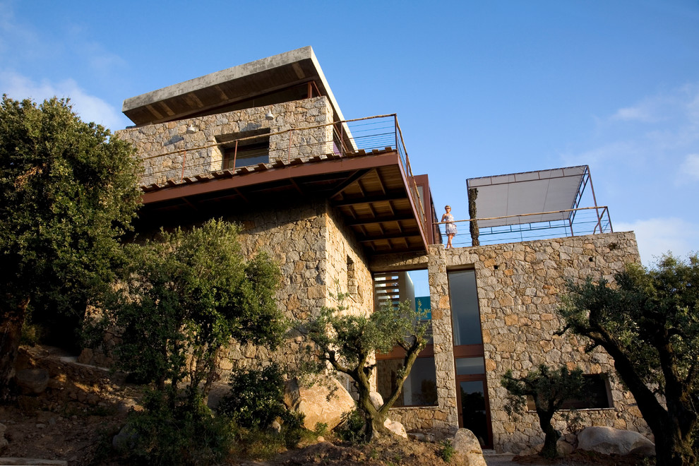 Photo of a contemporary house exterior in Marseille.