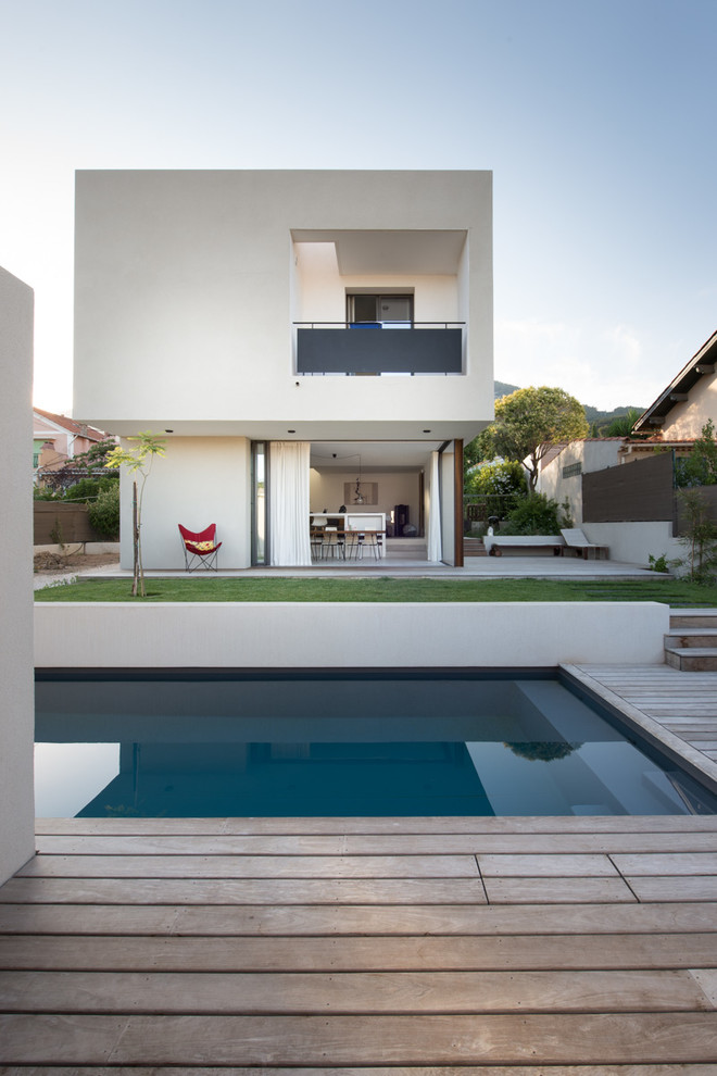 Idées déco pour une façade de maison contemporaine.