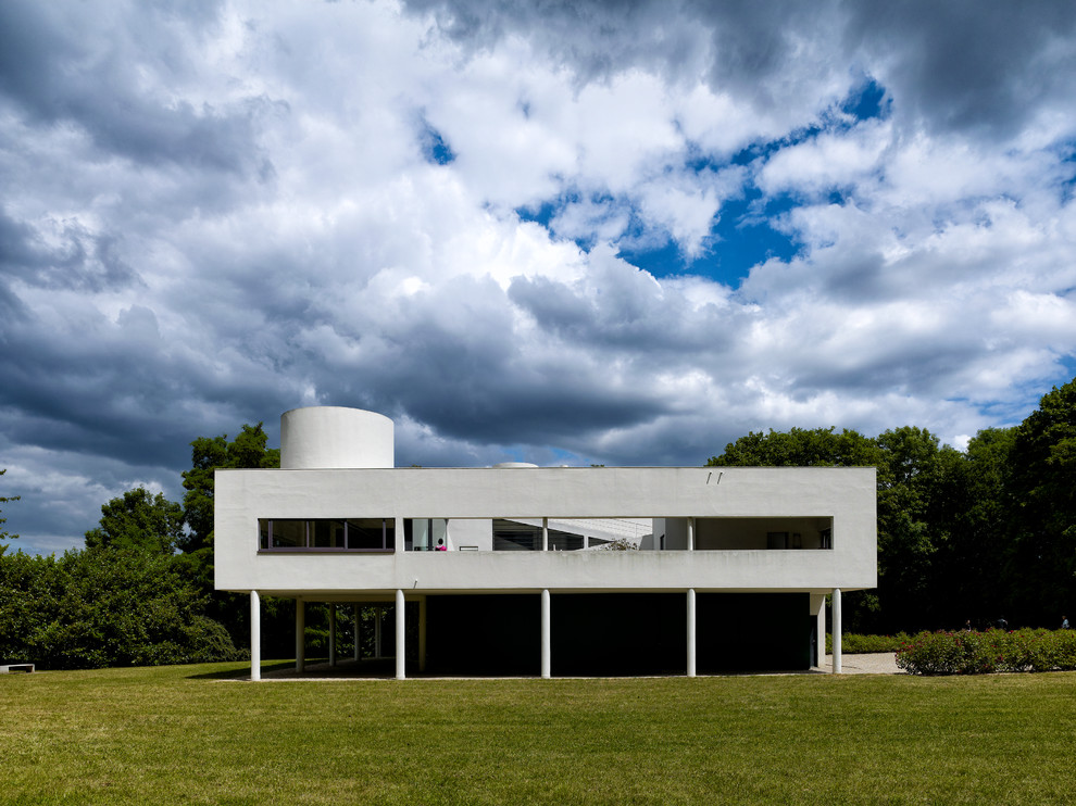 Стильный дизайн: трехэтажный, серый дом в стиле модернизм с облицовкой из бетона и плоской крышей - последний тренд