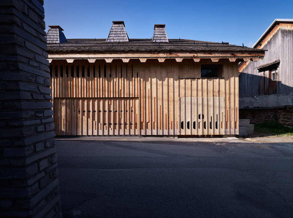 Idée de décoration pour une façade de maison chalet en bois.
