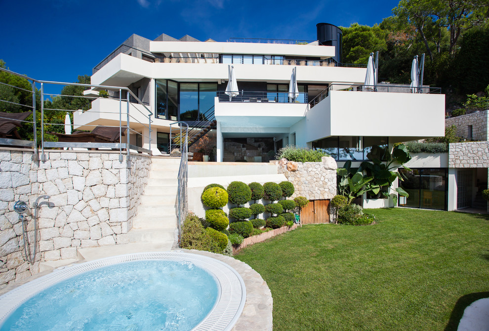 Dreistöckiges, Mittelgroßes Modernes Haus mit weißer Fassadenfarbe und Flachdach in Nizza