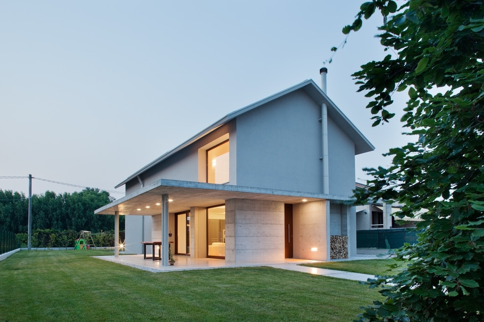 Großes, Zweistöckiges Modernes Haus mit Mix-Fassade, grauer Fassadenfarbe und Satteldach in Venedig