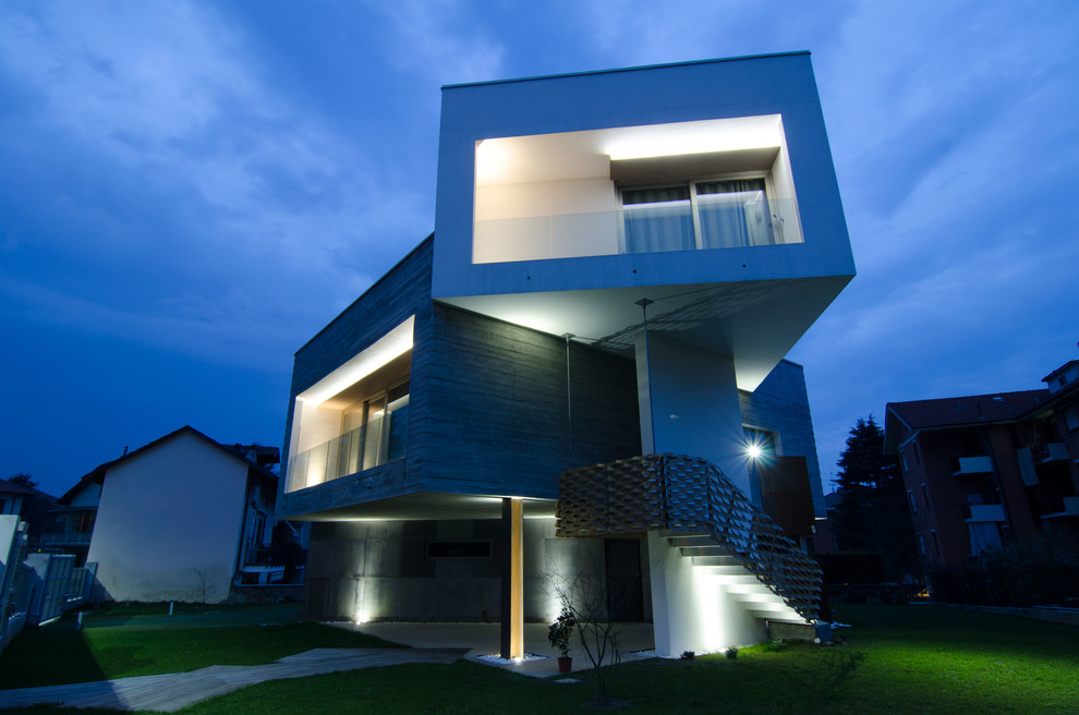 Cette image montre une façade de maison design à niveaux décalés avec un revêtement mixte et un toit plat.