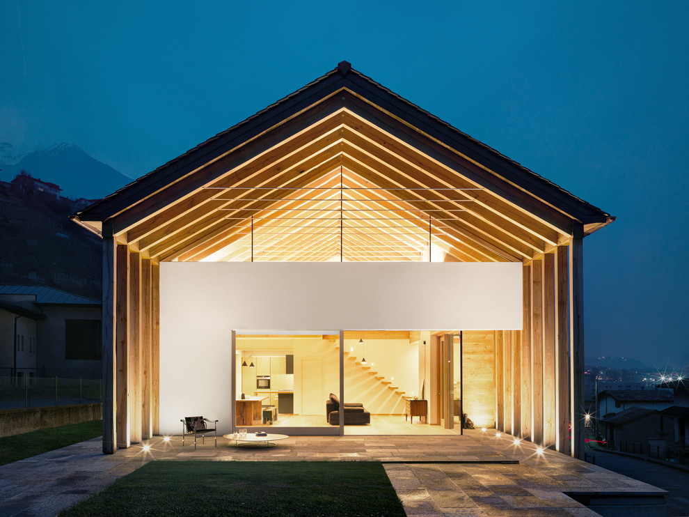 Modelo de fachada de casa multicolor minimalista grande de dos plantas con tejado a dos aguas y revestimientos combinados