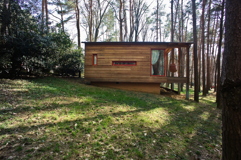 Стильный дизайн: одноэтажный, деревянный, маленький дом в стиле рустика с плоской крышей для на участке и в саду - последний тренд