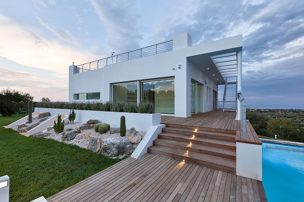 Einstöckiges Modernes Haus mit weißer Fassadenfarbe und Flachdach in Bari