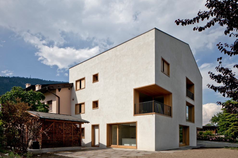 Dreistöckiges Modernes Haus mit weißer Fassadenfarbe und Satteldach in Venedig