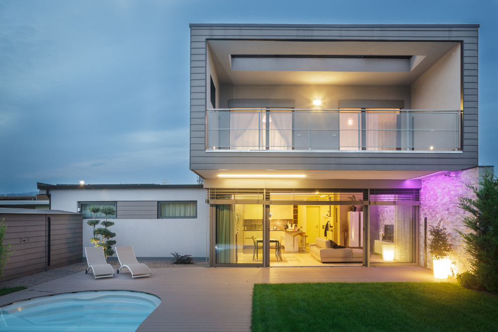 This is an example of a contemporary house exterior in Venice.