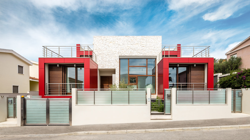 Esempio della villa rossa contemporanea con rivestimenti misti e tetto piano