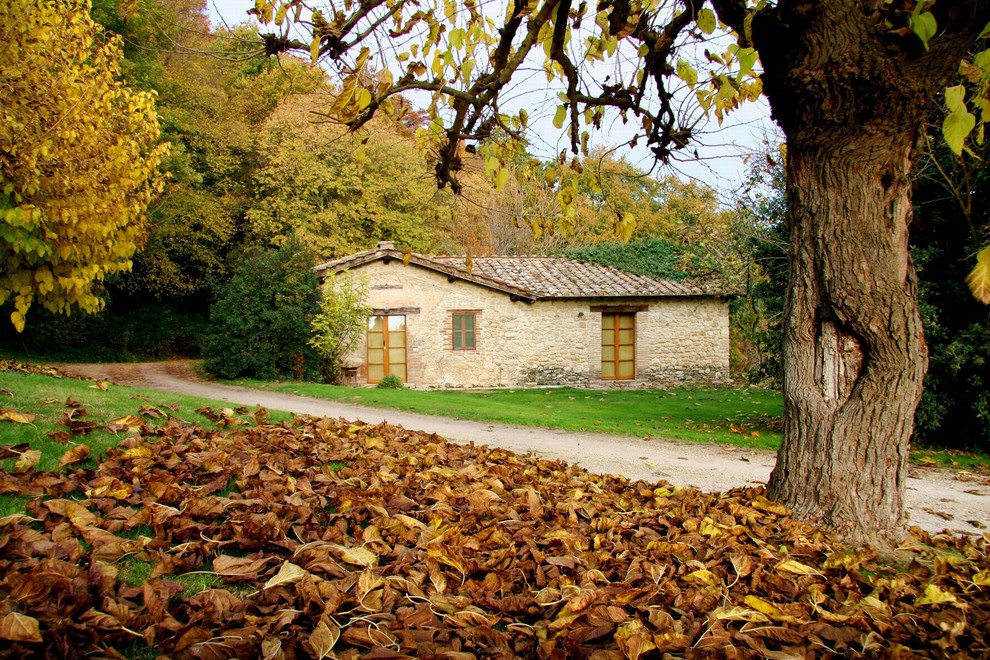 This is an example of a farmhouse house exterior in Rome.