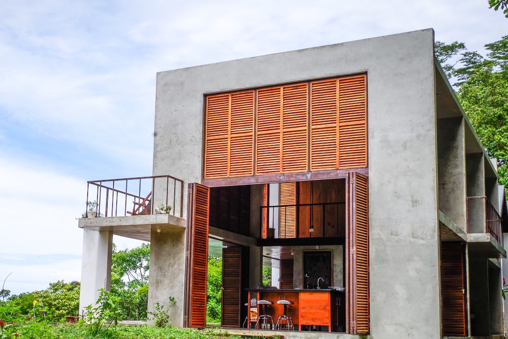 Свежая идея для дизайна: двухэтажный, серый дом в стиле лофт с облицовкой из бетона и плоской крышей - отличное фото интерьера