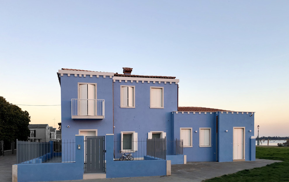 Klassisk inredning av ett blått hus, med två våningar, valmat tak och tak med takplattor