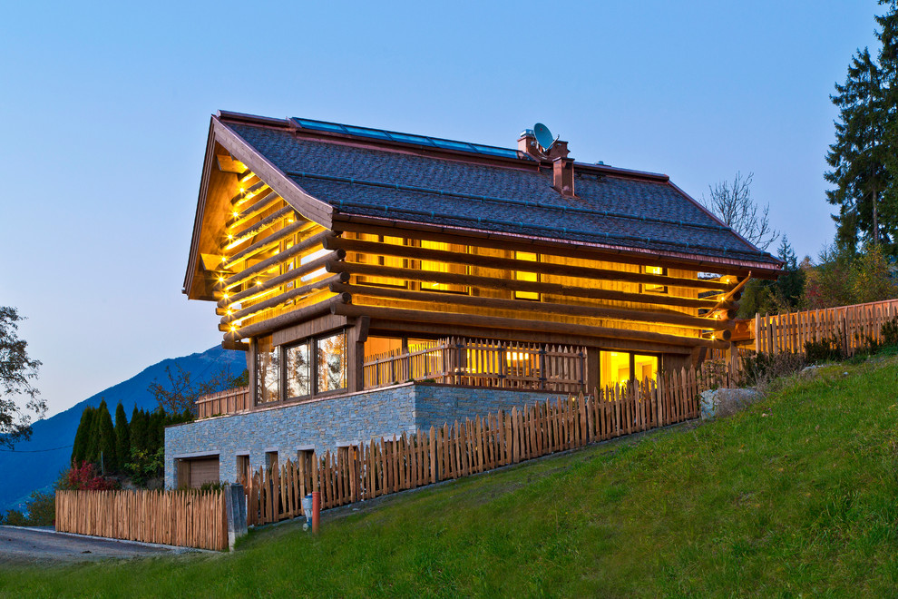 Modelo de fachada de casa rústica de tres plantas con tejado de teja de madera