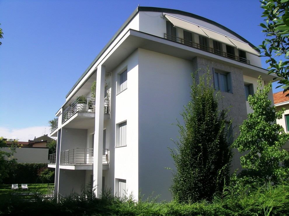 Ispirazione per la facciata di una casa ampia bianca contemporanea a tre piani con rivestimenti misti