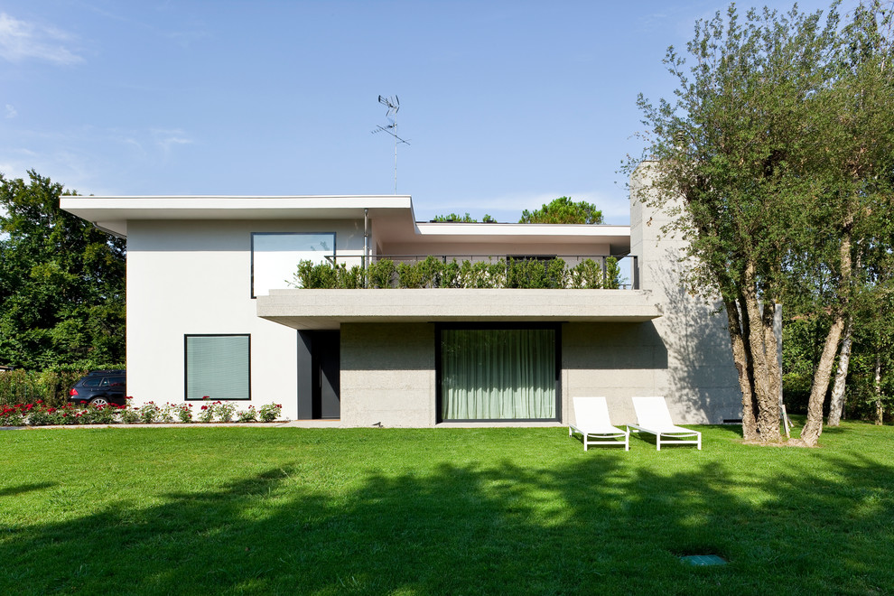 Zweistöckiges Modernes Haus mit grauer Fassadenfarbe und Flachdach in Sonstige