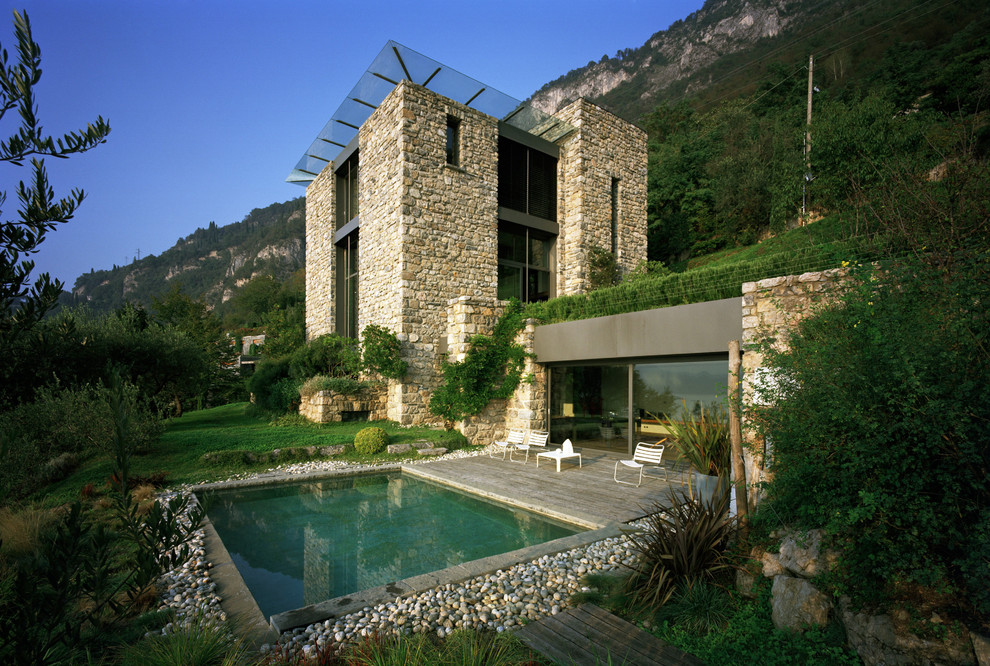 Dreistöckiges Modernes Haus mit Steinfassade und Flachdach in Mailand