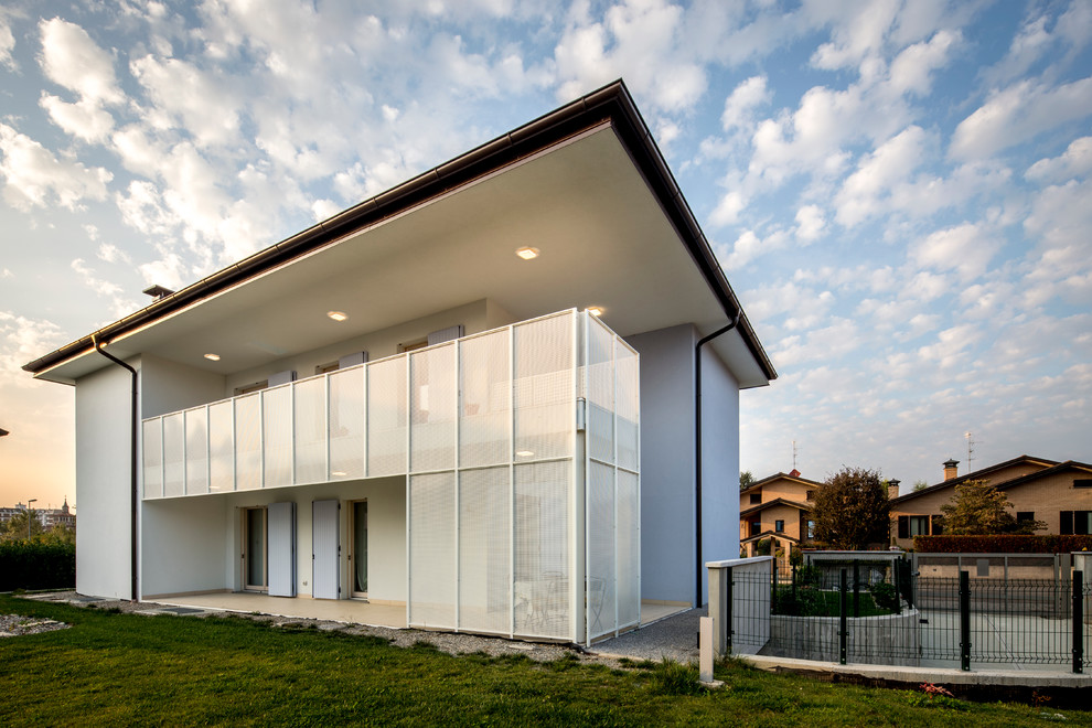 Großes, Zweistöckiges Modernes Haus mit Flachdach in Mailand