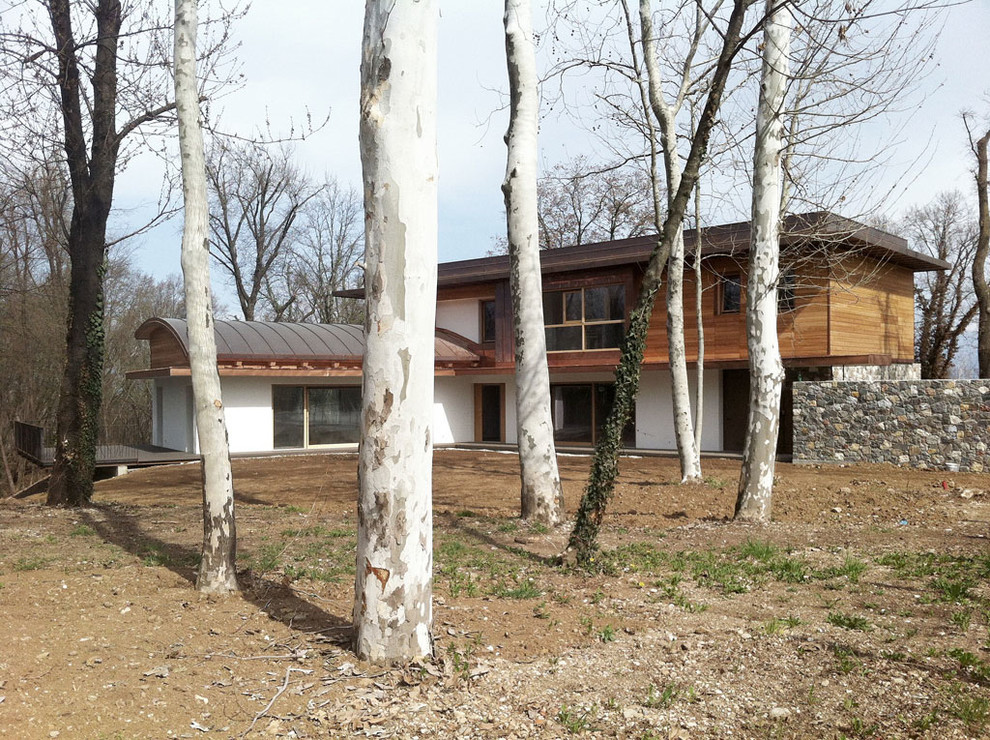 Idee per la villa grande bianca country a due piani con rivestimento in legno, tetto piano e copertura in metallo o lamiera
