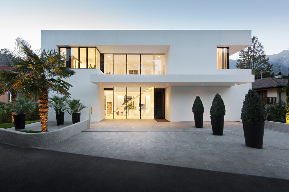 Modernes Haus mit weißer Fassadenfarbe und Flachdach in Sonstige