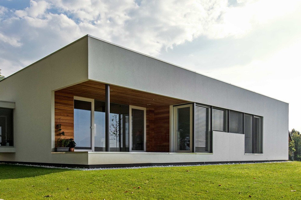 Foto de fachada de casa blanca contemporánea de tamaño medio de una planta con revestimiento de estuco y tejado plano