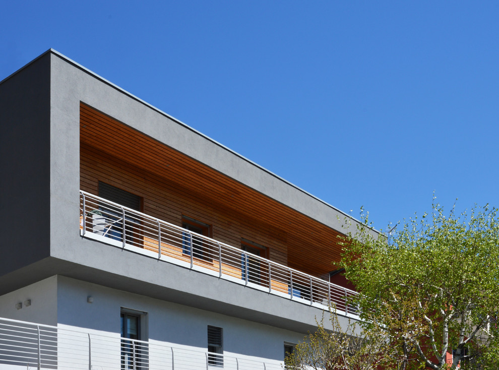 Идея дизайна: двухэтажный, деревянный, серый дуплекс среднего размера в скандинавском стиле с плоской крышей и крышей из смешанных материалов