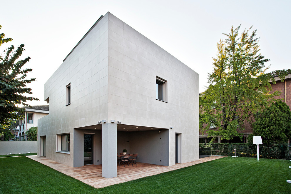 Zweistöckiges Modernes Haus mit Steinfassade, weißer Fassadenfarbe und Flachdach in Bologna
