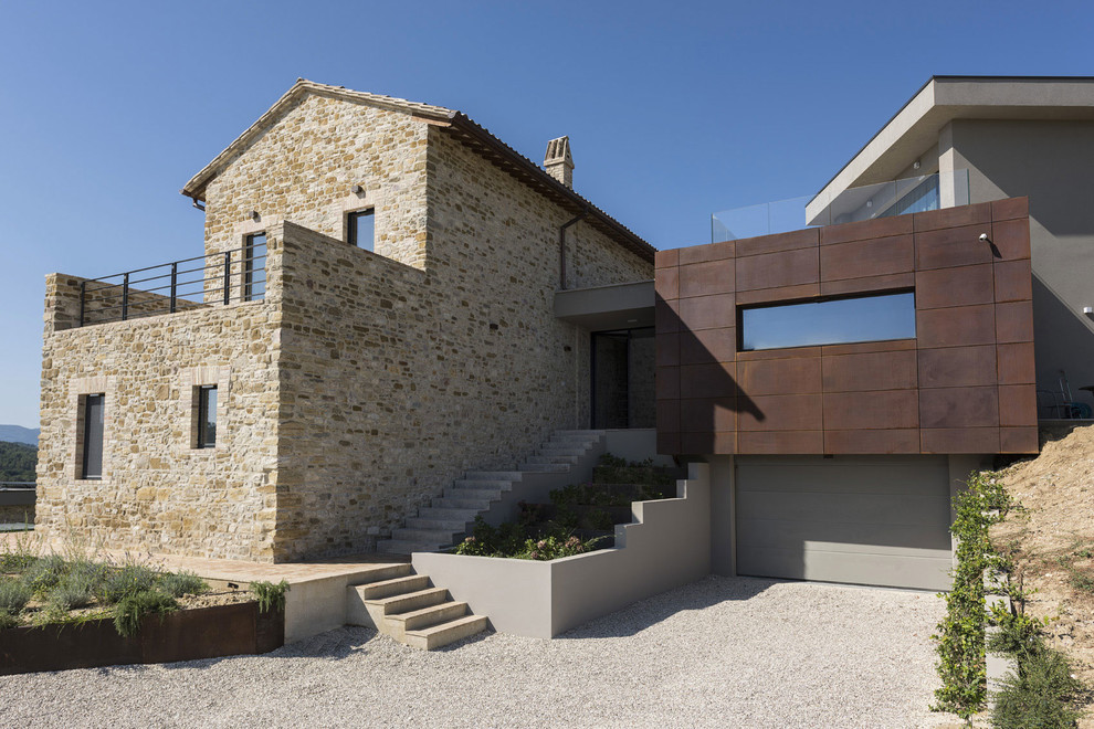Esempio della facciata di una casa contemporanea a due piani con rivestimento in pietra, tetto a capanna e copertura in tegole