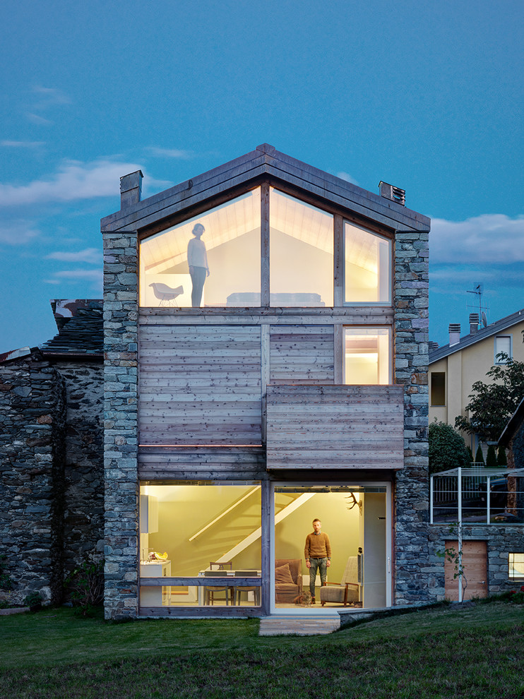 Свежая идея для дизайна: двухэтажный частный загородный дом среднего размера в современном стиле с двускатной крышей - отличное фото интерьера