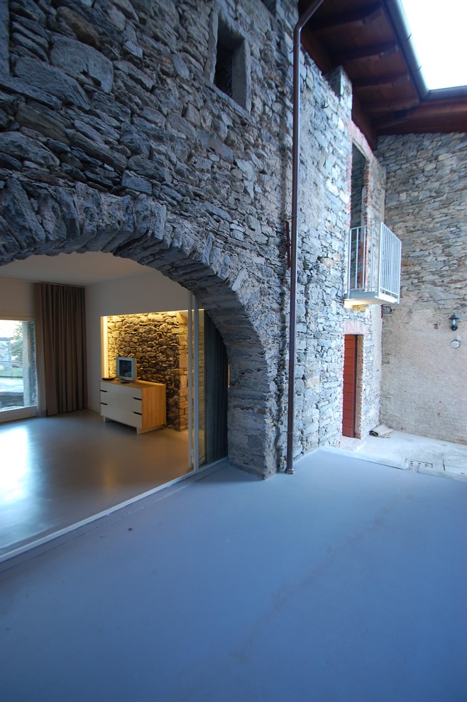 Ispirazione per la villa grigia contemporanea a due piani di medie dimensioni con rivestimento in pietra