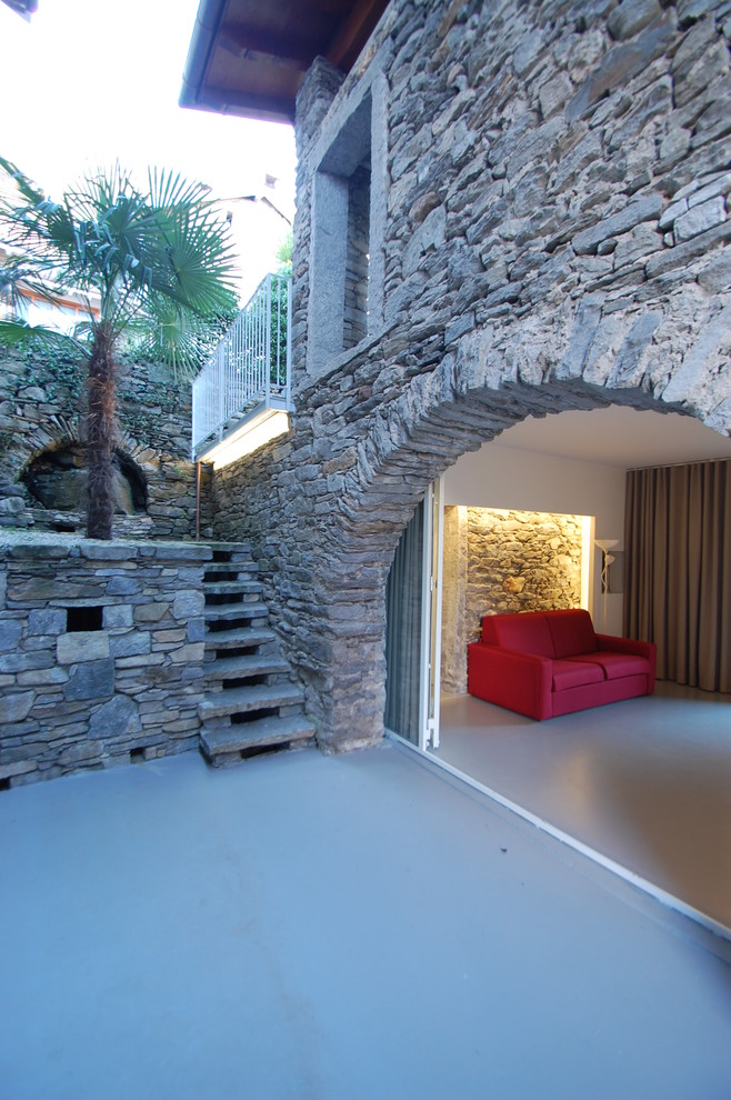 Esempio della villa grigia contemporanea a due piani di medie dimensioni con rivestimento in pietra