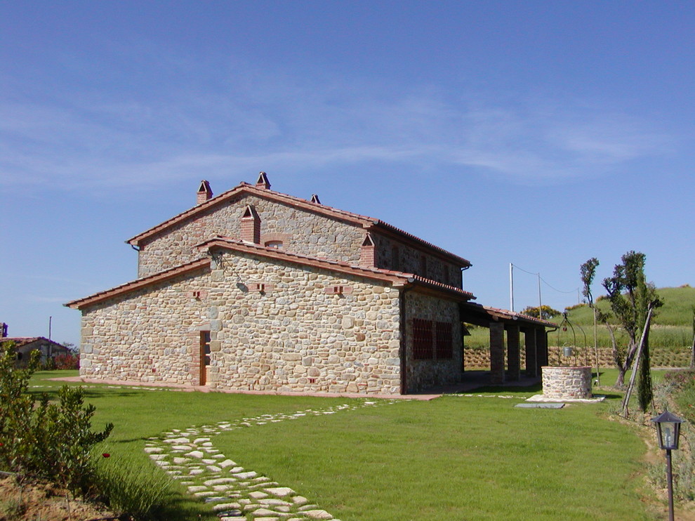 Idee per la villa grigia country a due piani di medie dimensioni con rivestimento in pietra, tetto a capanna e copertura in tegole