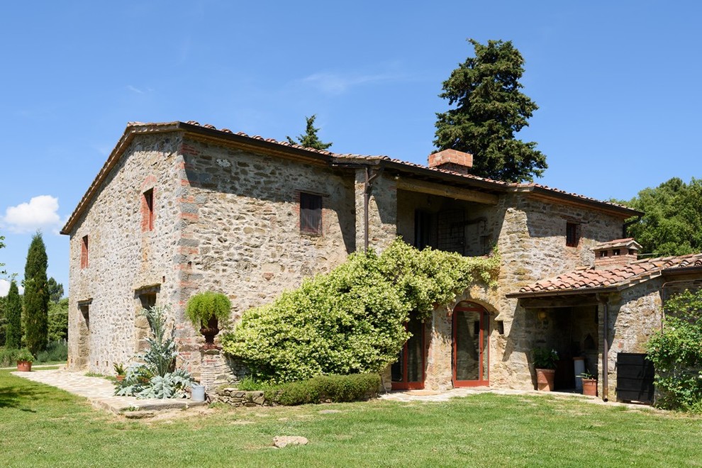 Idee per la facciata di una casa country a due piani con rivestimento in pietra