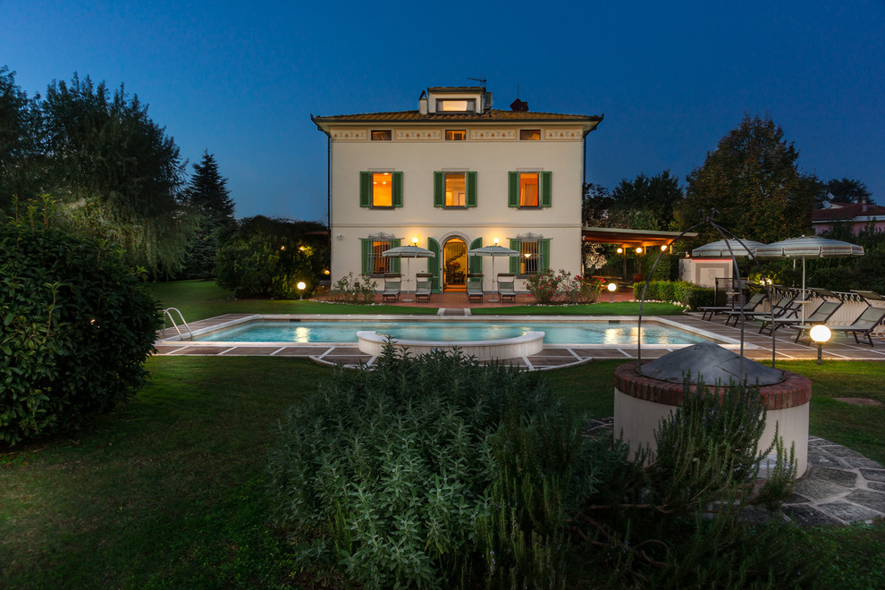 フィレンツェにあるカントリー風のおしゃれな家の外観の写真