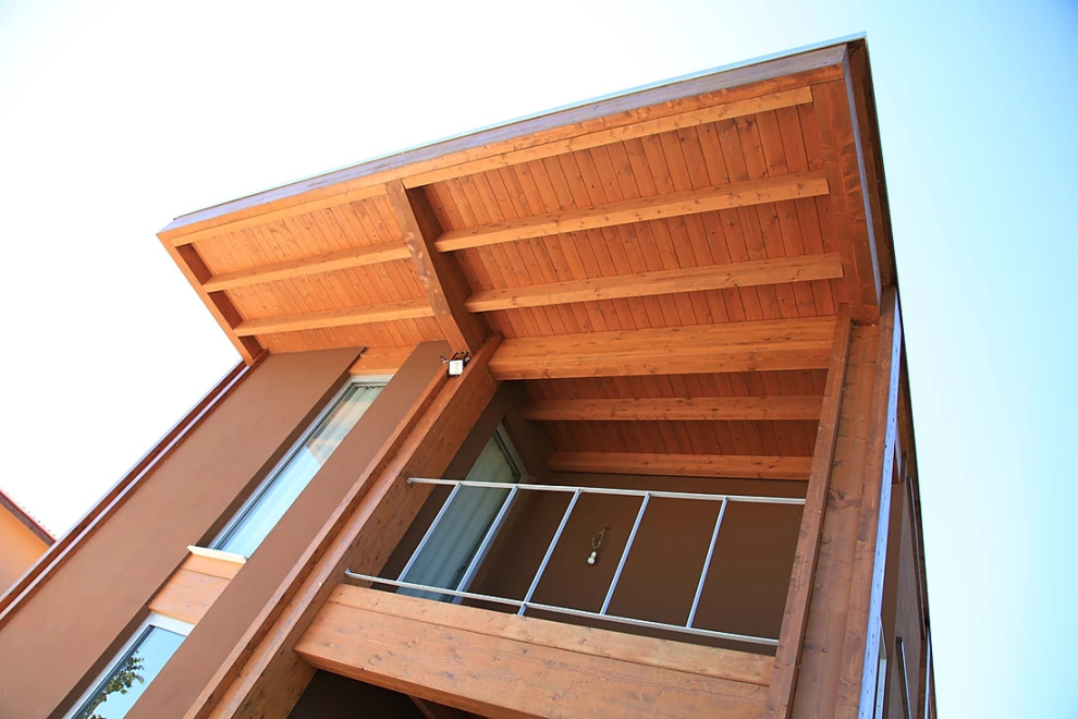 Ispirazione per la villa marrone contemporanea a due piani con rivestimento in legno, tetto piano e copertura mista