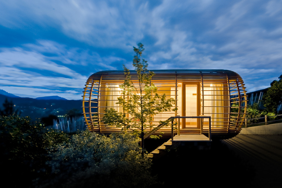 Einstöckige, Kleine Moderne Holzfassade Haus mit brauner Fassadenfarbe in Sonstige