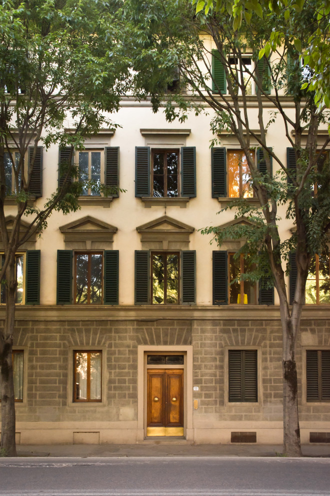 フィレンツェにある低価格の巨大なトラディショナルスタイルのおしゃれな家の外観 (混合材サイディング、アパート・マンション) の写真