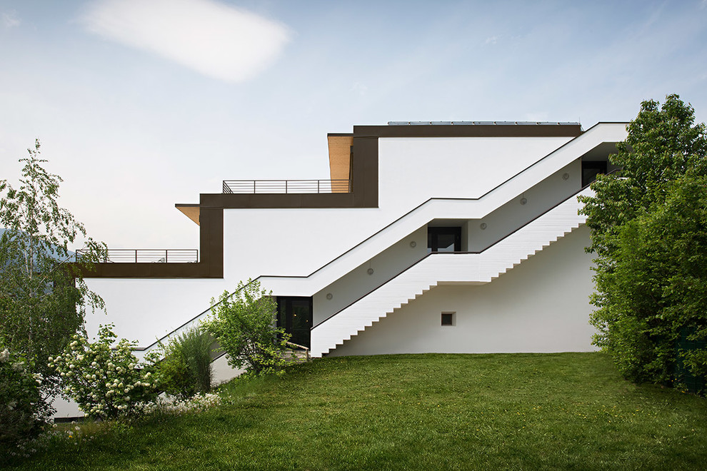 Esempio della facciata di una casa grande bianca contemporanea a tre piani con tetto piano