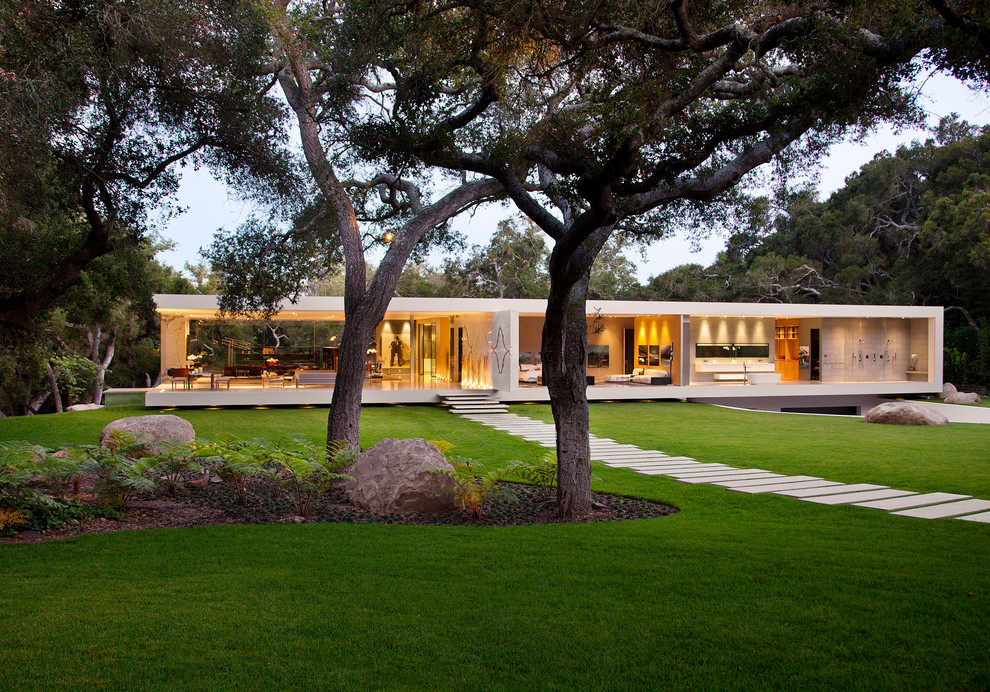 Inspiration pour une façade de maison blanche minimaliste en verre de plain-pied avec un toit plat.