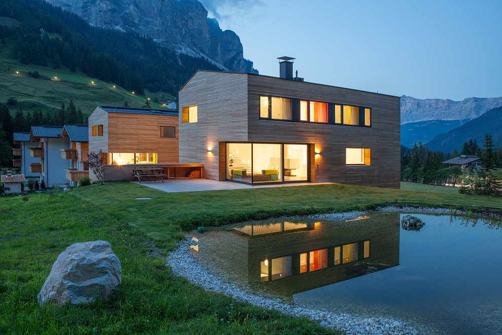 Свежая идея для дизайна: двухэтажный, деревянный, коричневый, большой дом в современном стиле с двускатной крышей - отличное фото интерьера