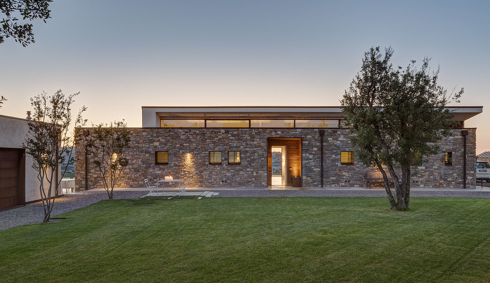 Cette image montre une façade de maison minimaliste de taille moyenne et de plain-pied avec un toit plat.