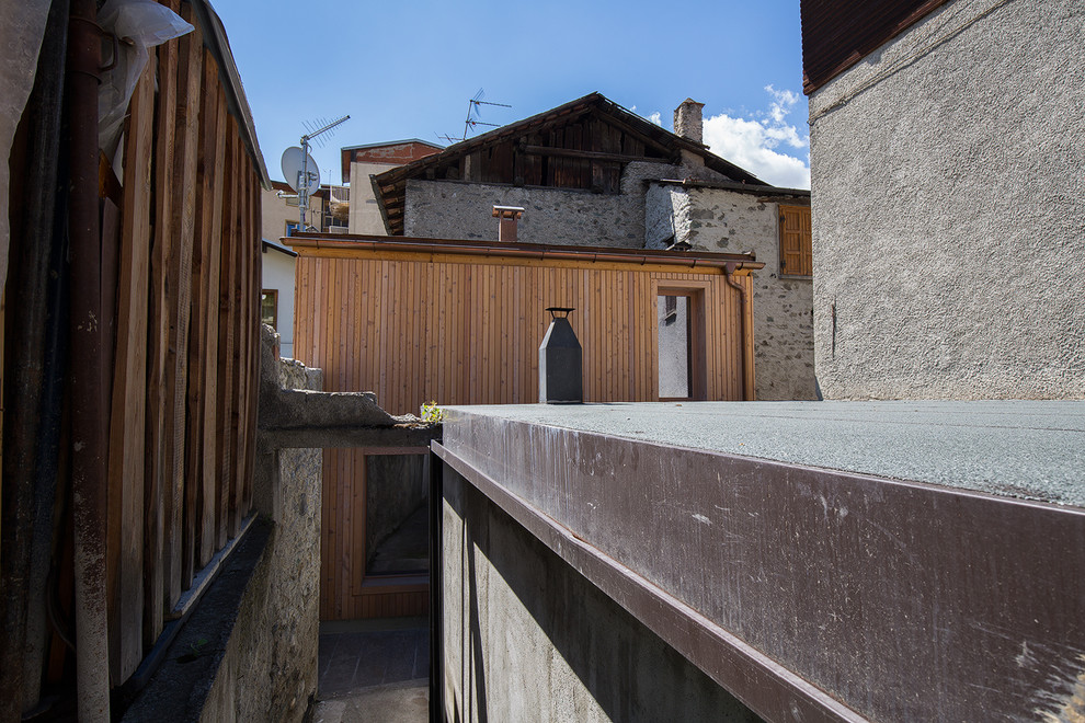 Kleines, Dreistöckiges Modernes Haus mit brauner Fassadenfarbe, Pultdach und Blechdach in Sonstige