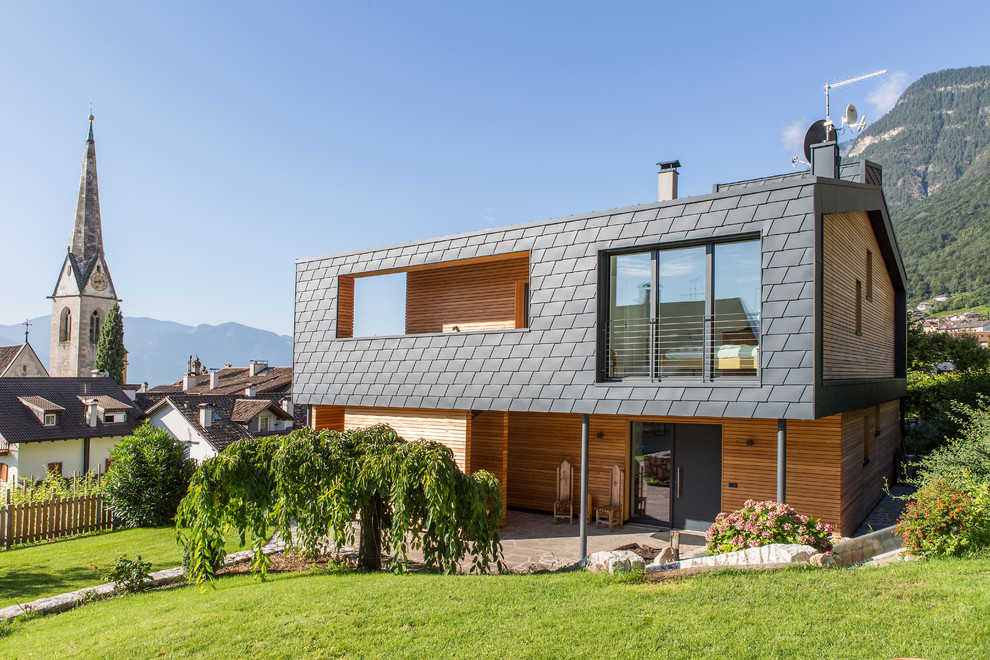 Идея дизайна: большой, двухэтажный, деревянный дом в современном стиле с двускатной крышей