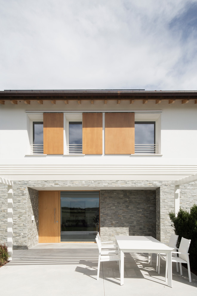 Immagine della facciata di una casa contemporanea di medie dimensioni