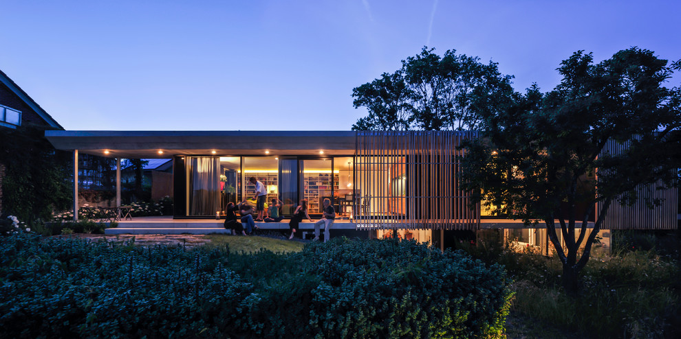 Inspiration pour une très grande façade de maison design en bois de plain-pied avec un toit plat.
