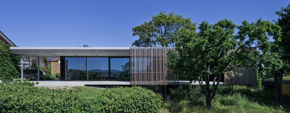 Foto della facciata di una casa ampia contemporanea a un piano con tetto piano