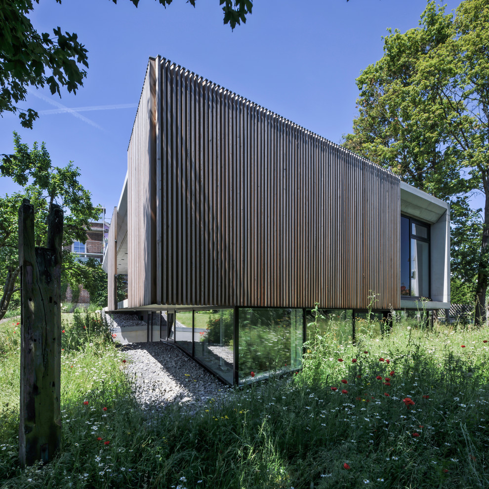 Ispirazione per la facciata di una casa ampia contemporanea a un piano con rivestimento in legno e tetto piano