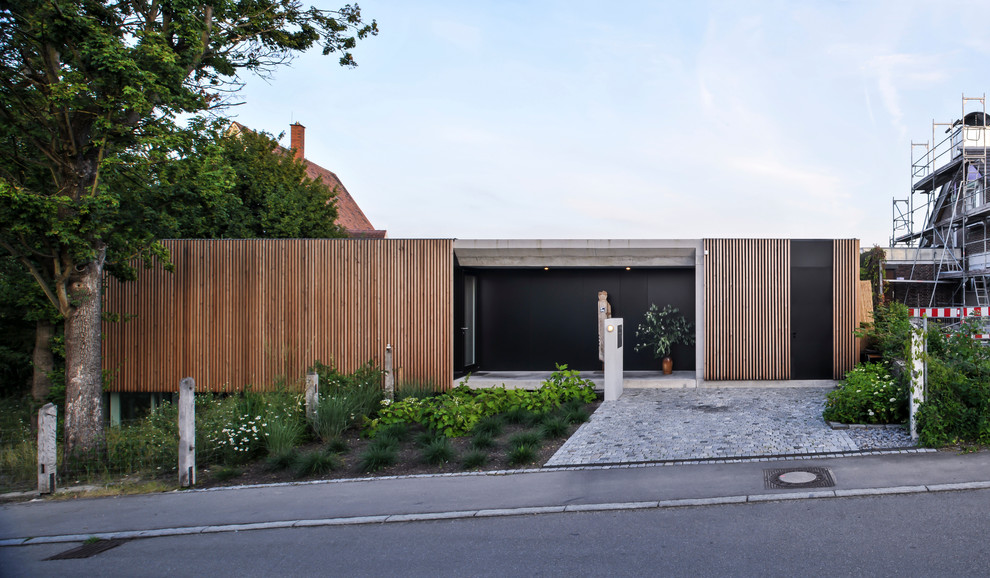 Ispirazione per la facciata di una casa ampia contemporanea a un piano con rivestimento in legno e tetto piano